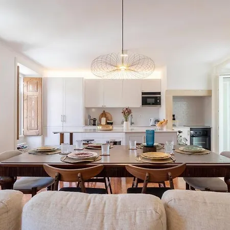 아파트 Casa Flores 4br + Office Space And A/c 리스본