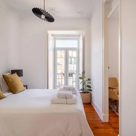 아파트 Casa Flores 4br + Office Space And A/c 리스본