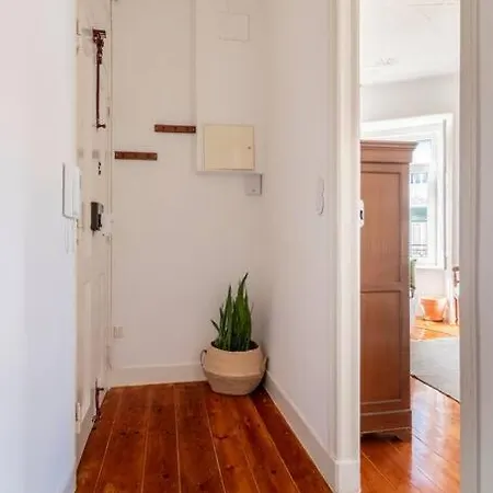 Casa Flores 4br + Office Space And A/c 리스본