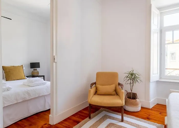 アパート Casa Flores 4br + Office Space And A/c リスボン