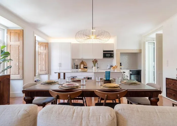 アパート Casa Flores 4br + Office Space And A/c リスボン