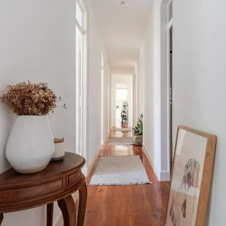 Apartment Casa Flores 4br + Office Space And A/c Lisbon