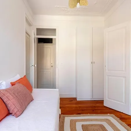 Casa Flores 4br + Office Space And A/c 리스본